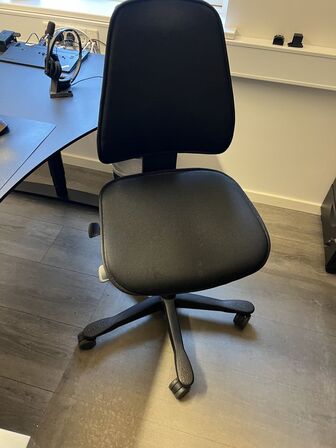 Elhævesænkebord, kontorstole, stole, IT udstyr samt skuffedarier