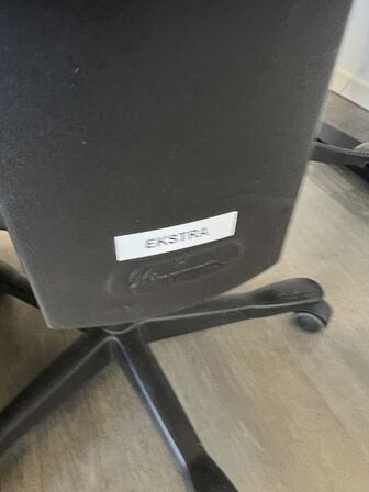 Elhævesænkebord, kontorstol, skuffedarium og fodstøtte