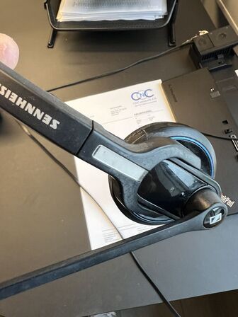 2 stk. NEOVO 27" skærme, tastatur, headset og dockingstation