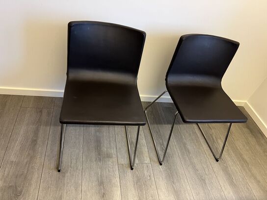 Elhævesænkebord, kontorstole, stole, IT udstyr samt skuffedarier