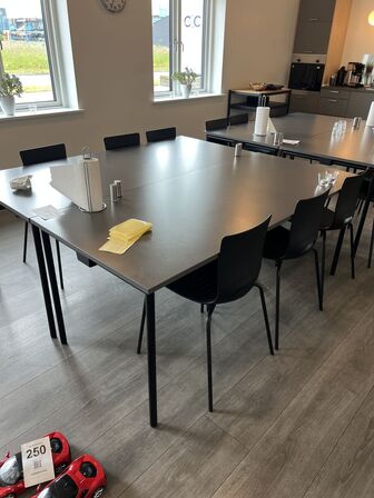 2 stk. konferenceborde HOLMRIS m. 6 stk. GROOVY stole