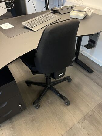 Elhævesænkebord, kontorstol, skuffedarium og fodstøtte