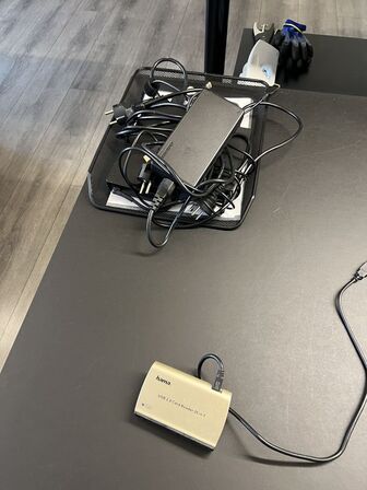 Elhævesænkebord, kontorstol, skuffedarium og fodstøtte