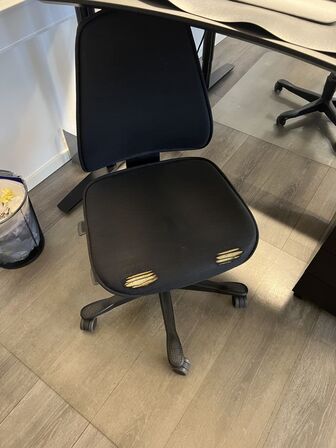 Elhævesænkebord, kontorstol, skuffedarium og fodstøtte