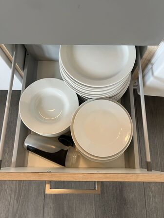 Alt indhold i skuffer og skabe