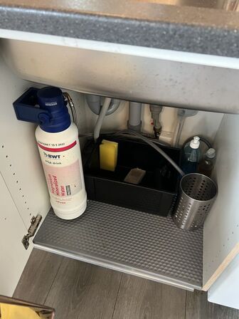 Alt indhold i skuffer og skabe