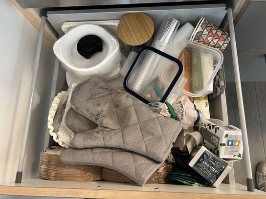 Alt indhold i skuffer og skabe