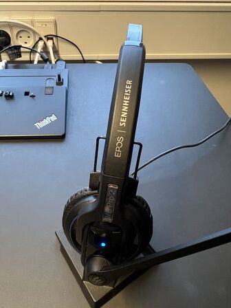 Elhævesænkebord, kontorstole, stole, IT udstyr samt skuffedarier