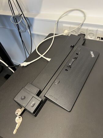 Elhævesænkebord, kontorstol, skuffedarium og fodstøtte