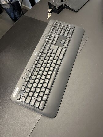 Elhævesænkebord, kontorstol, skuffedarium og fodstøtte