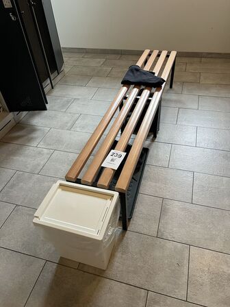 Omklædningsbænk og affaldsspand