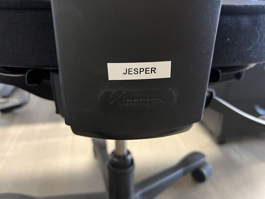 Elhævesænkebord, kontorstol, skuffedarium og fodstøtte