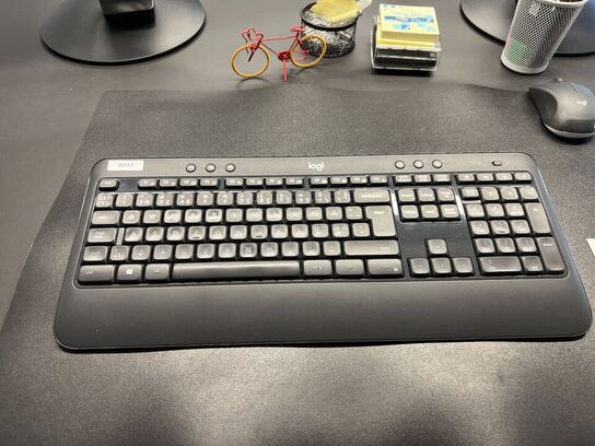 2 stk. NEOVO 27" skærme, tastatur, mus og dockingstation