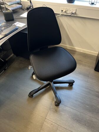 Elhævesænkebord, kontorstol, skuffedarium og fodstøtte