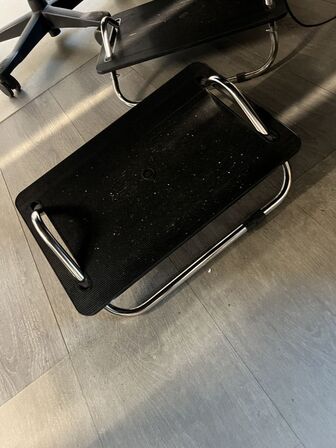 Elhævesænkebord, kontorstol, skuffedarium og fodstøtte