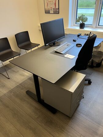 Elhævesænkebord, kontorstole, stole, IT udstyr samt skuffedarier
