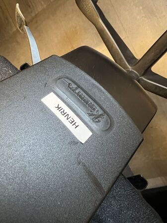 Elhævesænkebord, kontorstole, stole, IT udstyr samt skuffedarier