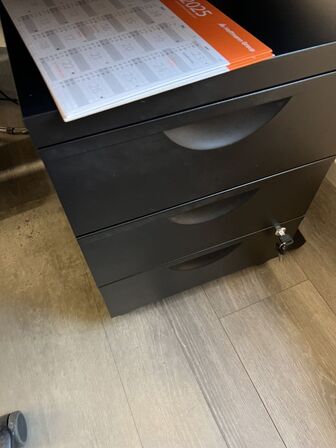 Elhævesænkebord, kontorstol, skuffedarium og fodstøtte