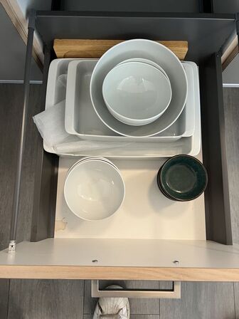 Alt indhold i skuffer og skabe