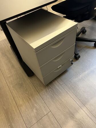 Elhævesænkebord, kontorstole, stole, IT udstyr samt skuffedarier