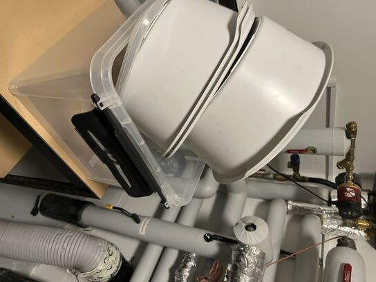 3+1 stålreoler inkl. div. indhold