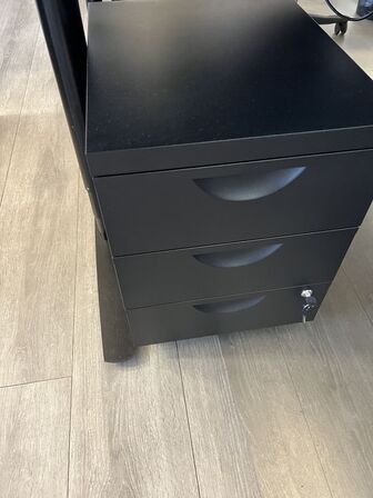 Elhævesænkebord, kontorstol, skuffedarium og fodstøtte