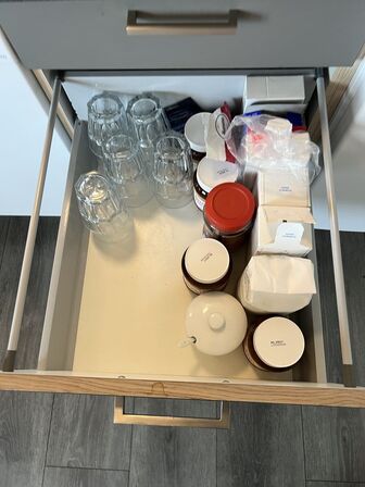 Alt indhold i skuffer og skabe