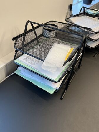 Elhævesænkebord, kontorstol, skuffedarium og fodstøtte