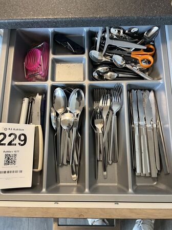 Alt indhold i skuffer og skabe