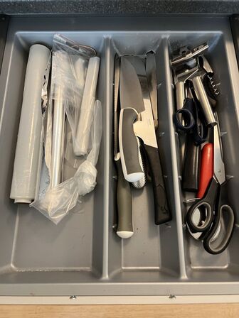 Alt indhold i skuffer og skabe