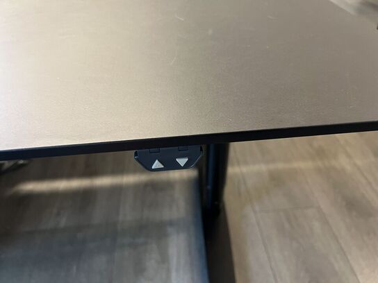 Elhævesænkebord, kontorstol, skuffedarium og fodstøtte