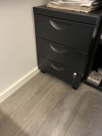 Elhævesænkebord, kontorstole, stole, IT udstyr samt skuffedarier