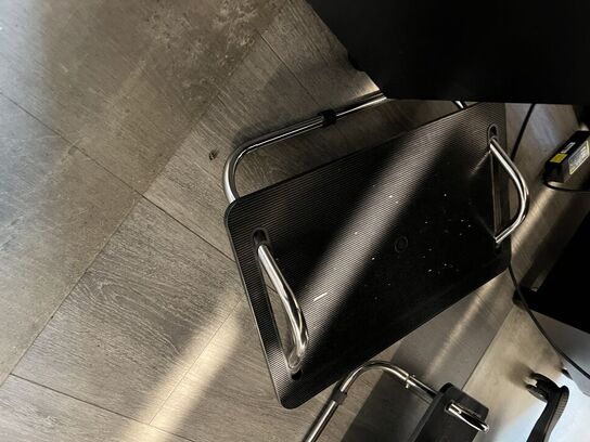 Elhævesænkebord, kontorstol, skuffedarium og fodstøtte