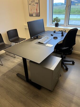 Elhævesænkebord, kontorstole, stole, IT udstyr samt skuffedarier