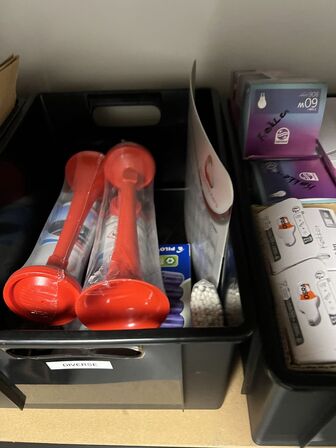 3+1 stålreoler inkl. div. indhold