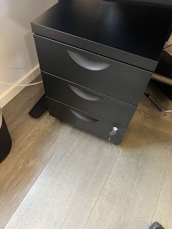 Elhævesænkebord, kontorstol, skuffedarium og fodstøtte