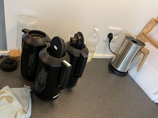 Alt indhold i skuffer og skabe