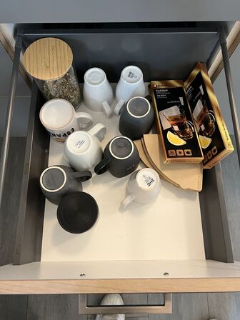 Alt indhold i skuffer og skabe