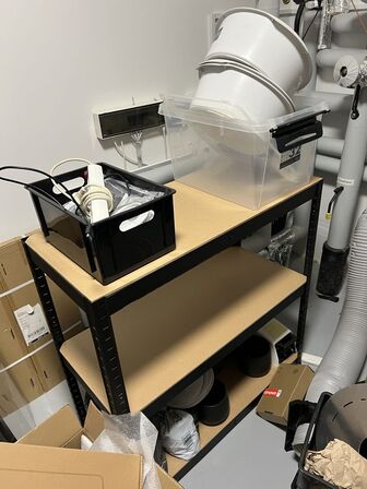 3+1 stålreoler inkl. div. indhold