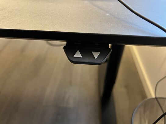 Elhævesænkebord, kontorstole, stole, IT udstyr samt skuffedarier