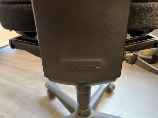 Elhævesænkebord, kontorstol, skuffedarium og fodstøtte