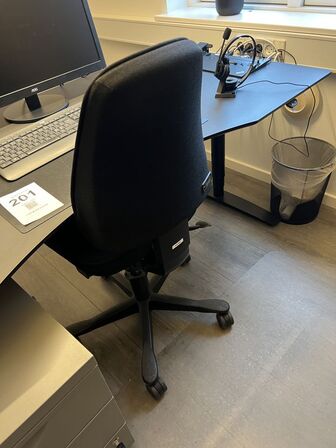 Elhævesænkebord, kontorstole, stole, IT udstyr samt skuffedarier