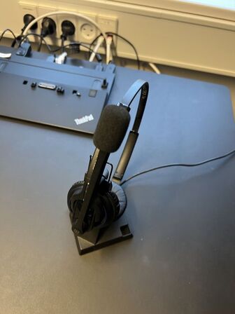 Elhævesænkebord, kontorstole, stole, IT udstyr samt skuffedarier