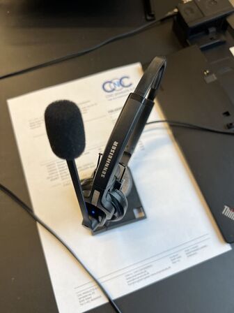 2 stk. NEOVO 27" skærme, tastatur, headset og dockingstation