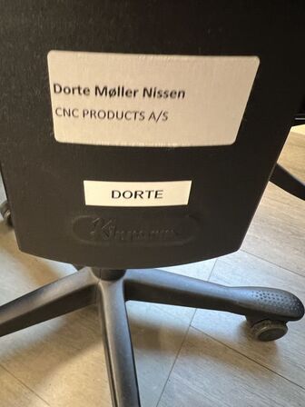 Elhævesænkebord, kontorstol, skuffedarium og fodstøtte