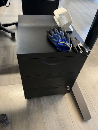 Elhævesænkebord, kontorstol, skuffedarium og fodstøtte