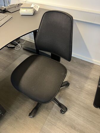 Elhævesænkebord, kontorstol, skuffedarium og fodstøtte