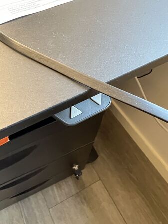 Elhævesænkebord, kontorstol, skuffedarium og fodstøtte