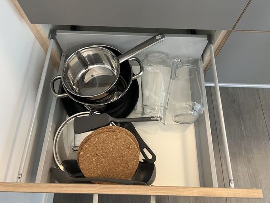 Alt indhold i skuffer og skabe