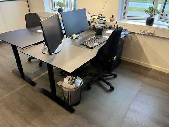 Elhævesænkebord, kontorstol, skuffedarium og fodstøtte